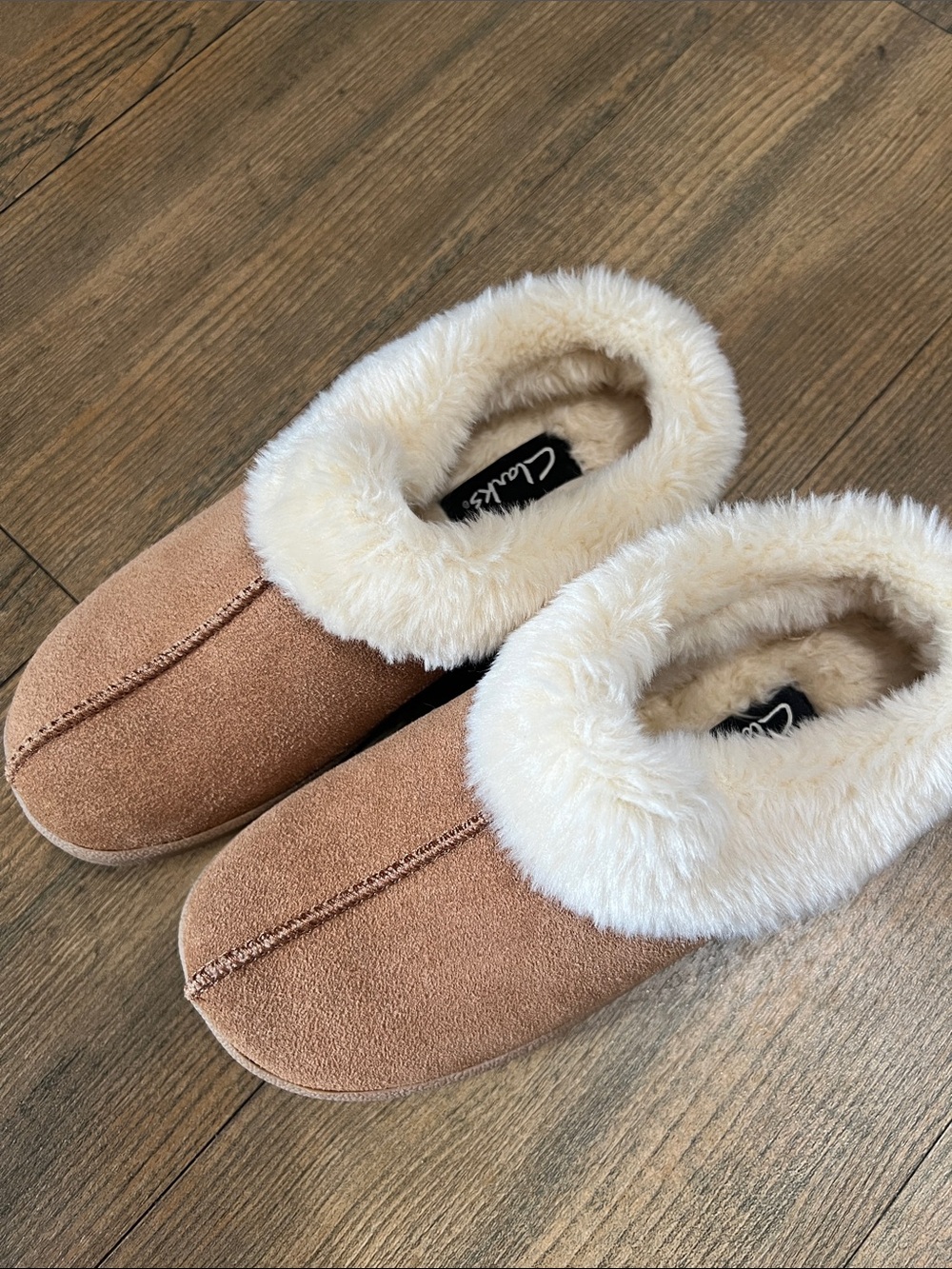 Clarks Women's Tan Slipper with Cream Faux-Fur Collar